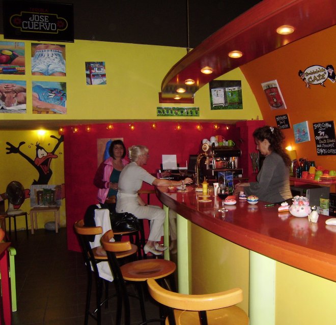 De Toedeledokie Bar. Vlnr. Welmoed Schmidt, Ans en achter de bar Lucia Jongbloed