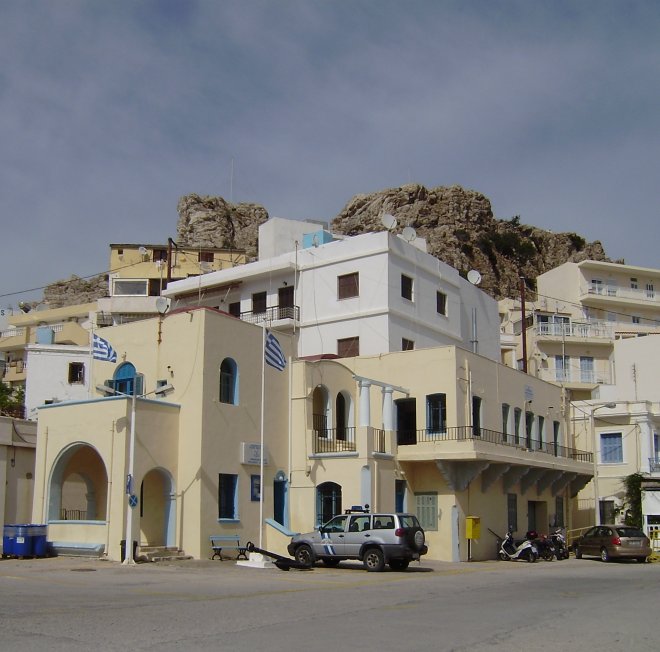 De havenpolitie van Pigádhia zetelt in dit oude Ottomaanse gebouwtje aan de haven