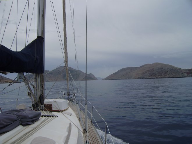 Smal en ondiep kanaaltje tussen Sími en Nímos (links)