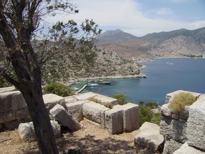 Gezicht vanaf de oude citadel op de Baai van Bozuk Bürü en de steiger van restaurant Ali Baba, waar Dulce ligt