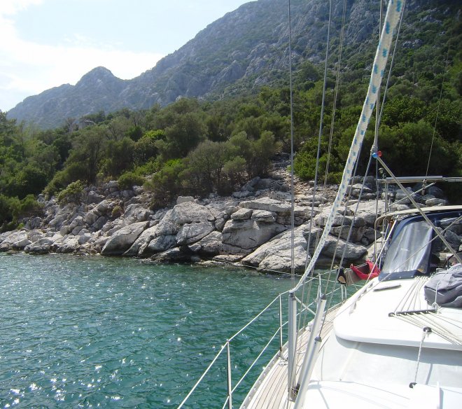 In de Gerbekse Cove liggen we voor anker met een tweede lijn aan een rotspunt geknoopt, als je goed kijkt