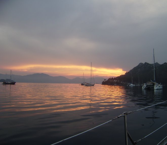 Zonsondergang over de Baai van Marmaris, Het onweer is net weggetrokken. Rechts ligt Anégada voor anker