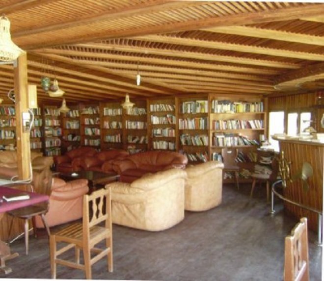 De riante bibliotheek in Marmaris Yacht Marina