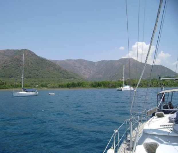 Baai van Marmaris. Geankerd bij het Pupa Yat Hotel. Links Kiara, rechts Anégada