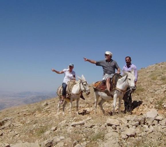 Op ezeltjes laten Ans en ik ons naar de top van Mount Nemrut rijden