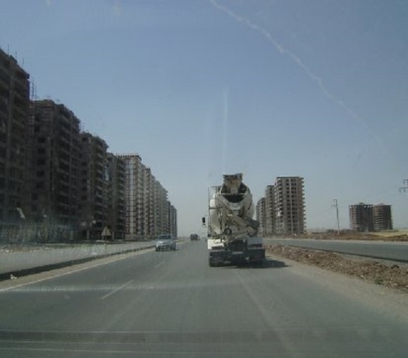 De vlakte ten noorden van de grote stad Diyarbakir wordt volgebouwd met lelijke flatgebouwen, die vlak tegen elkaar staan
