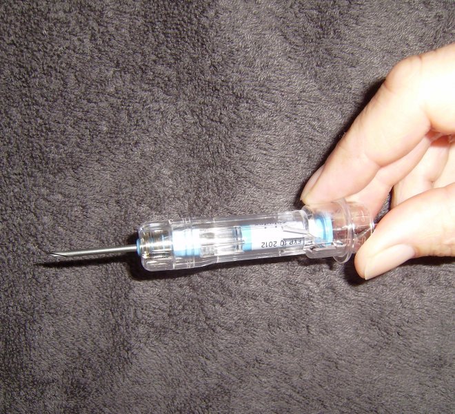 Het Zoladex-injectiebuisje heeft een fikse naald. Daar moet het depot-staafje door