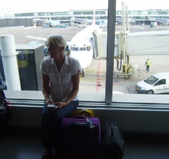 Wachten bij de gate op Schiphol. Achter Ans de Boeing 737-400 van Corendon Airlines