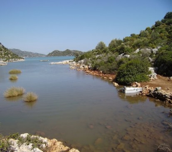 Geen spoor van een koude bron aan het westelijk einde van de baai. Rechts aan de kant het bijbootje, links op de achtergrond de twee kleine pontons