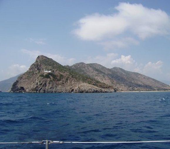 Kaap Anamur, de zuidelijkste kaap van Turkije. Rechts slecht zichtbaar de ruïnes van het antieke Anemurium. Zie de detailfoto