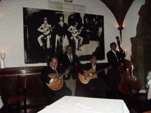 Café Luso, Travessa da Queimada, Bairro Alto, Lisboa. Optreden van ober/zanger Filipe Acácio