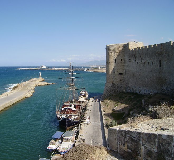 Girne. De invaart van de oude haven met rechts het kruisvaarderskasteel. Hier werd in de Middeleeuwen ontzettend gemarteld. In de verte onze eigen (nieuwe) haven. Ertussen lag ooit de Romeinse haven