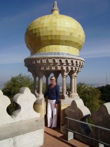 Ans in een mallotig wachttorentje in het Palácio Nacional de Pena.