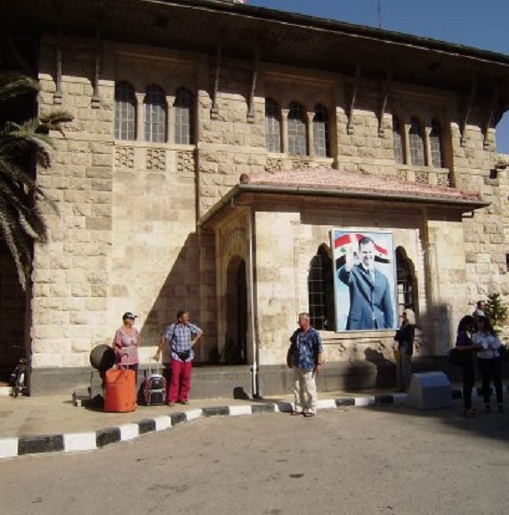 Aleppo. Aangekomen op het Bagdad Station. Vlnr. Diana, Jaap, Geert en Ans