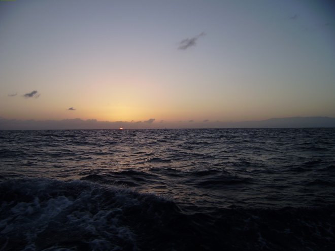 Je ziet net het puntje van de zon opkomen. Rechts de bergen van Libanon