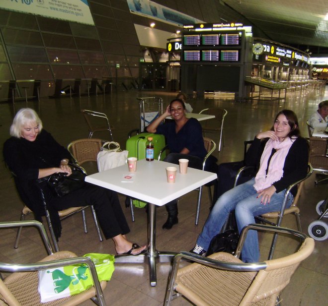 Koffie op vliegveld Ben Goerion. Vlnr. Ans, Vanessa en Tessa