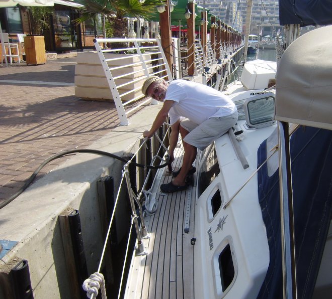 Marina Ashkelon. Bunkeren voor de winter bij de bunkersteiger. Direct erachter liggen de terrassen van de havenrestaurants