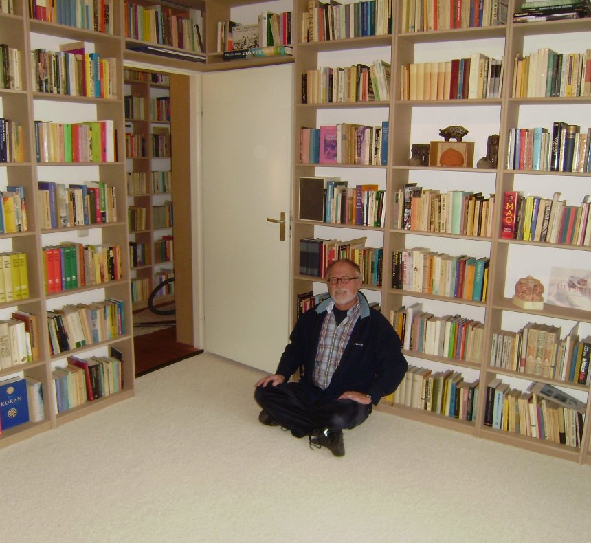 Tevreden zit ik op de nieuwe vloerbedekking in mijn studeerkamer. Meubels hebben we nog niet