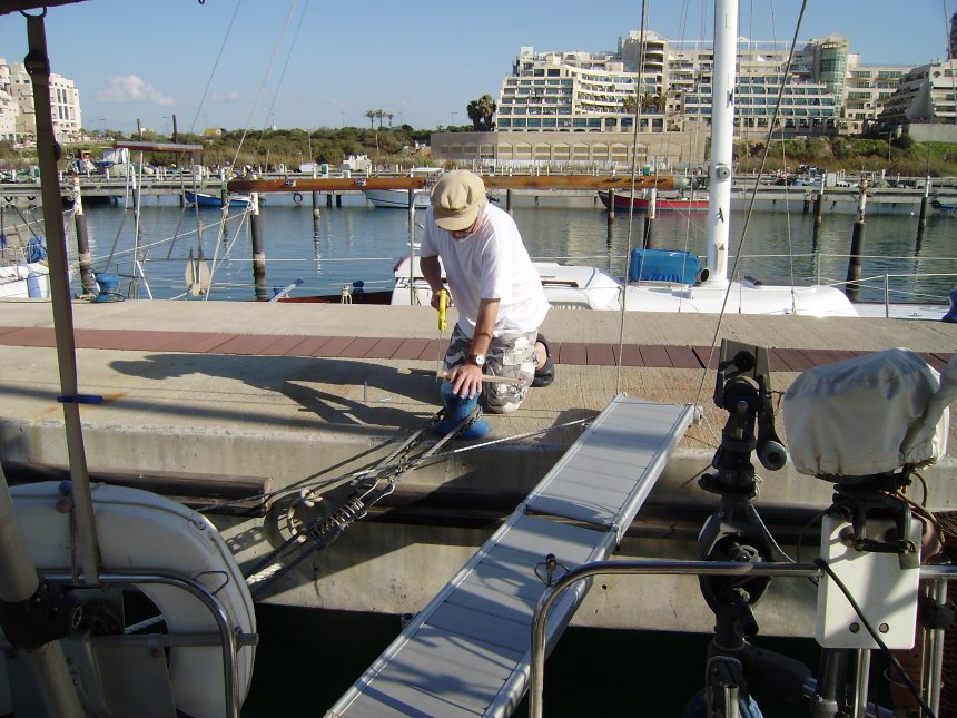 In het zonnetje zaag ik wat latjes op maat om het wegneembaar plateau van de doorstap-opening naar de kuip beter te fixeren