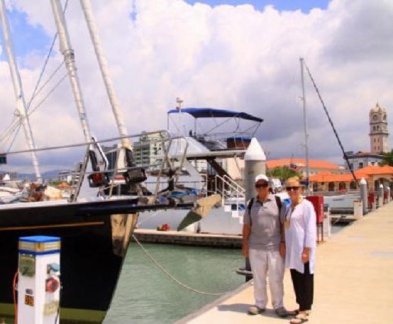 Jean & Adam Scott, nog onlangs voor hun zeiljacht Quest in Penang, Maleisië