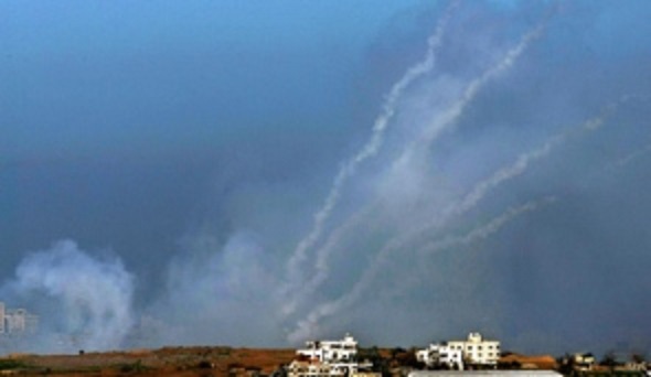 Afvuren van Qassam-raket door Palestijnse militanten (foto uit Haäretz)