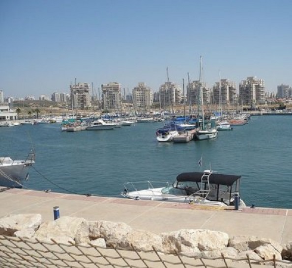 De marina van Ashdod. Links aan de rand van de foto is het café-restaurant
