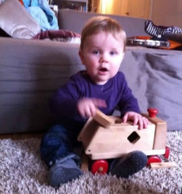 Kleinzoon Thijs Thomas kan, elf maanden oud, zitten!