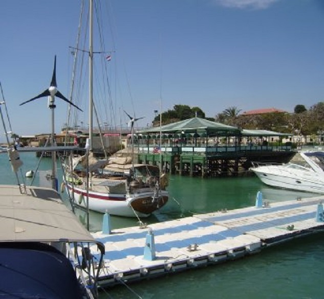 Aan de steiger in Suez (foto vanaf ons schip)