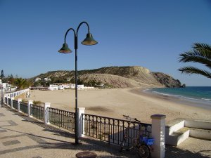 Praia da Luz. Rechts tegen de borstwering m´n fiets