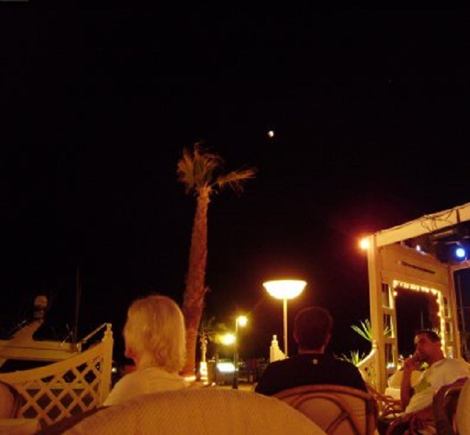 Vanaf het terras van Restaurant The Heaven zien we de maansverduistering. Links zit Ans