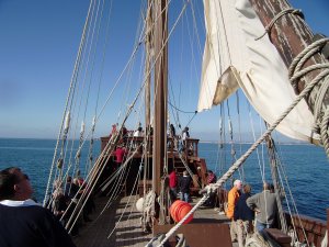 Slechts 5 knopen wind, maar eindelijk is het karveel onder zeil.
