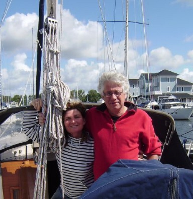 Arina en Wiger vanmorgen op hun boot in Marina Cape Helius in Hellevoetsluis