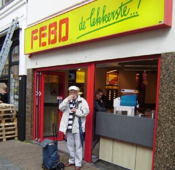 Smullen van een kalfsvleeskroket bij de FEBO