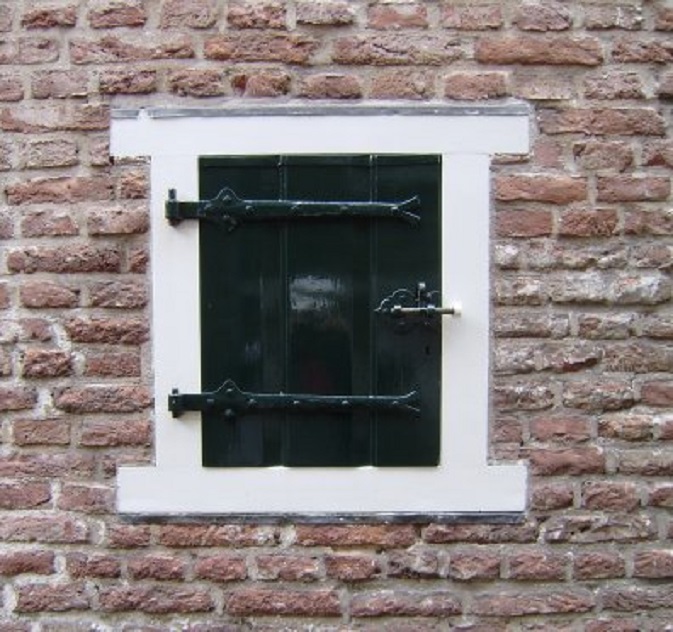 Het Vondelingenluikje in de steeg naast het voormalige weeshuis op Molenstraat 15