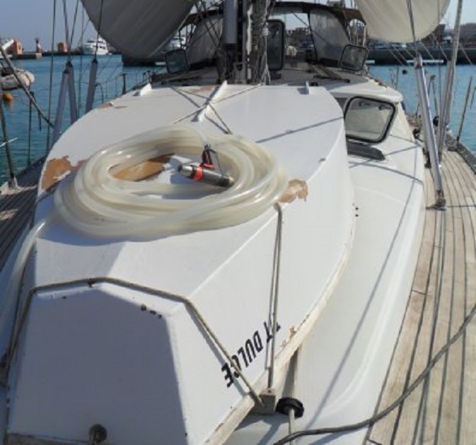 De nieuwe waterslang, netjes opgerold op het bijbootje van Johan Huy