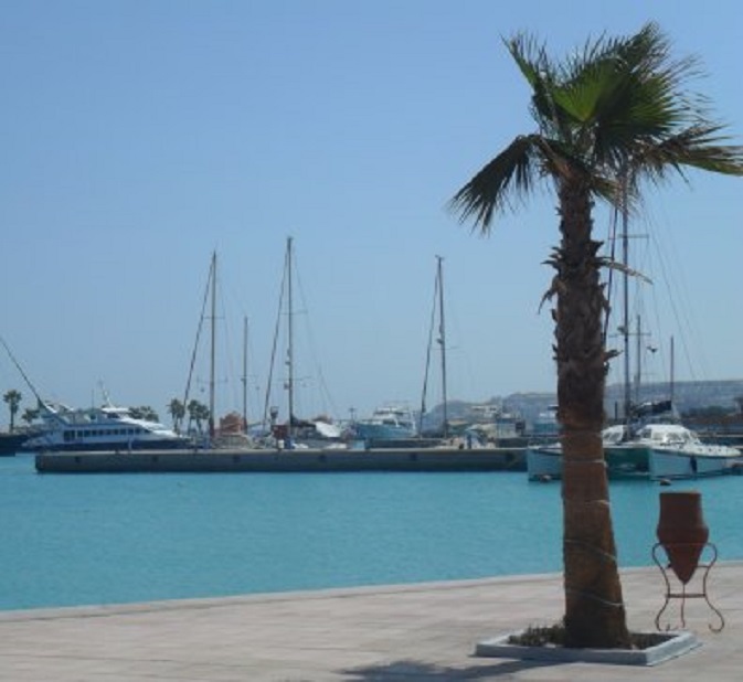 Marina Hurghada. De eerste twee masten (een hoge en een lage) links zijn van Second Life,  de derde  is van onze Dulce