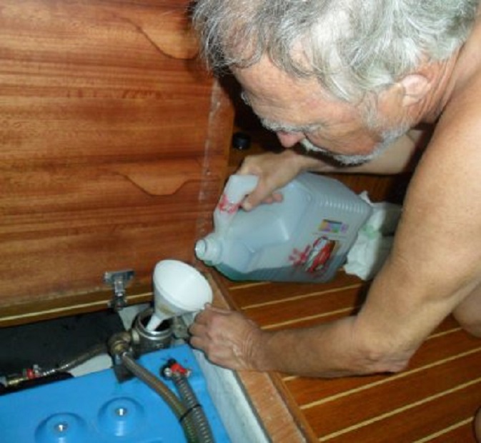 Vullen via het wierpotje van het koelsysteem van de generator met koelvloeistof