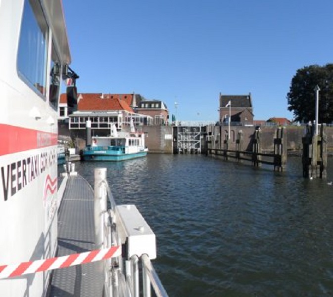 Het pontje uit Woudrichem legt aan op Buiten de Waterpoort