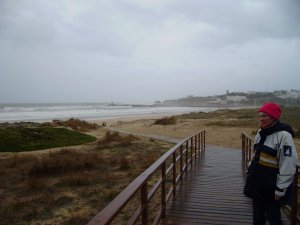 Meia Praia met storm, op de achtergrond de haveningang van Lagos