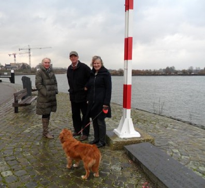 Ans met Bert & Mieke bij de stenen tafelen van Ida Gerhardt op de kop van Buiten de Waterpoort