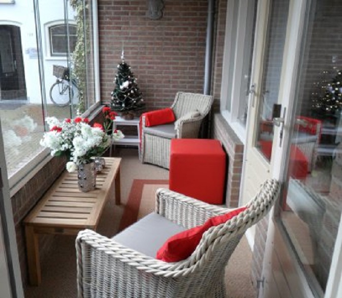 Onze nieuwe serre in kerstsfeer. De nieuwe rode hocker staat in het midden