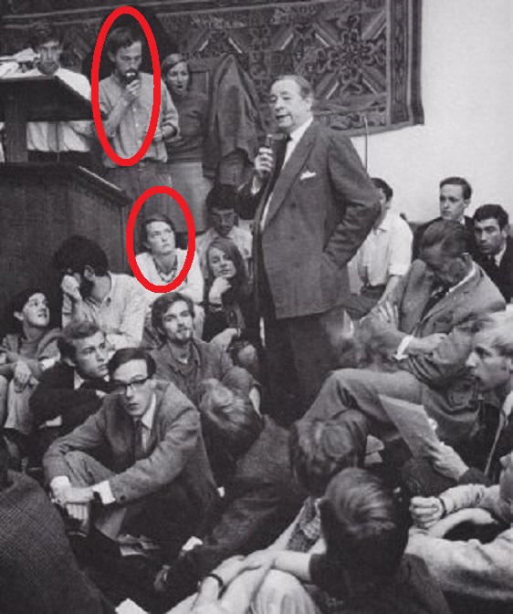 Bezetting van het Academiegebouw aan het Domplein, Utrecht. Discussie met de universteitsleiding in de aula. Juni 1969. Lees verder hieronder.