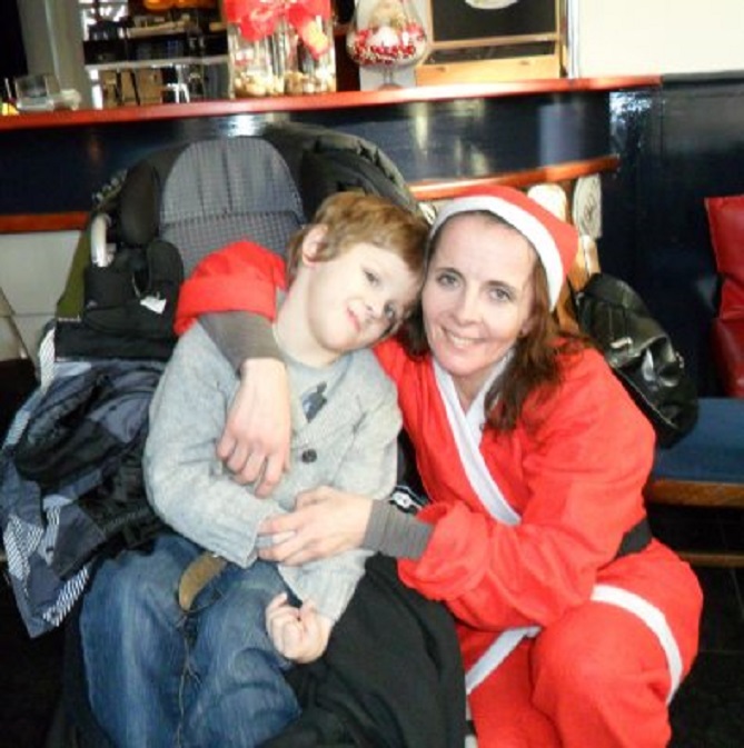 Kleinkind Liam met zijn moeder vandaag in het Museumcafé