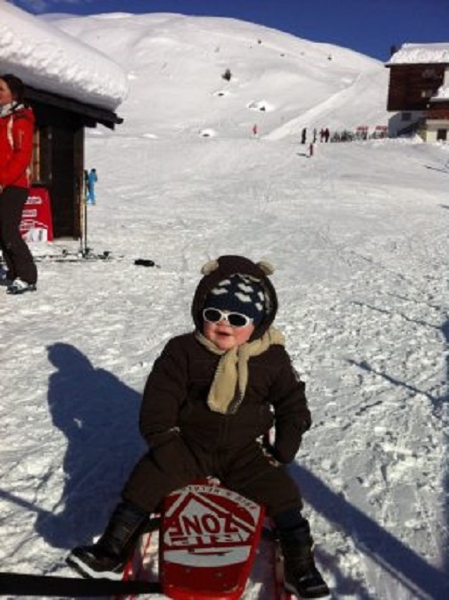 Kleinzoon Thijs op de piste in de Zwitserse Alpen