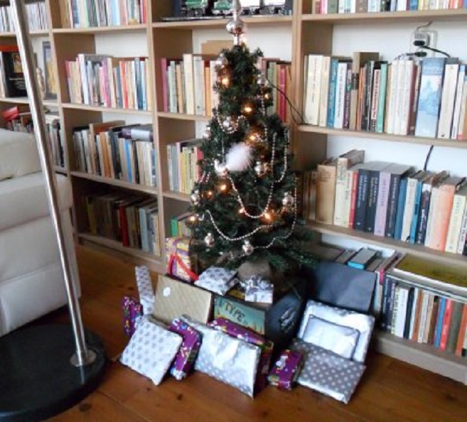 Ons kerstboompje in de kamer, met de cadeautjes voor de kinderen en de kleinkinderen van Ans (en eentje voor Ans zelf)