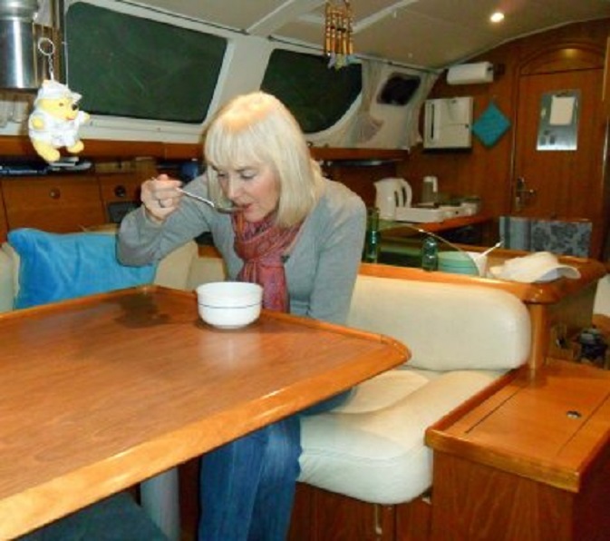Aan boord eten we een cup-a-soupje