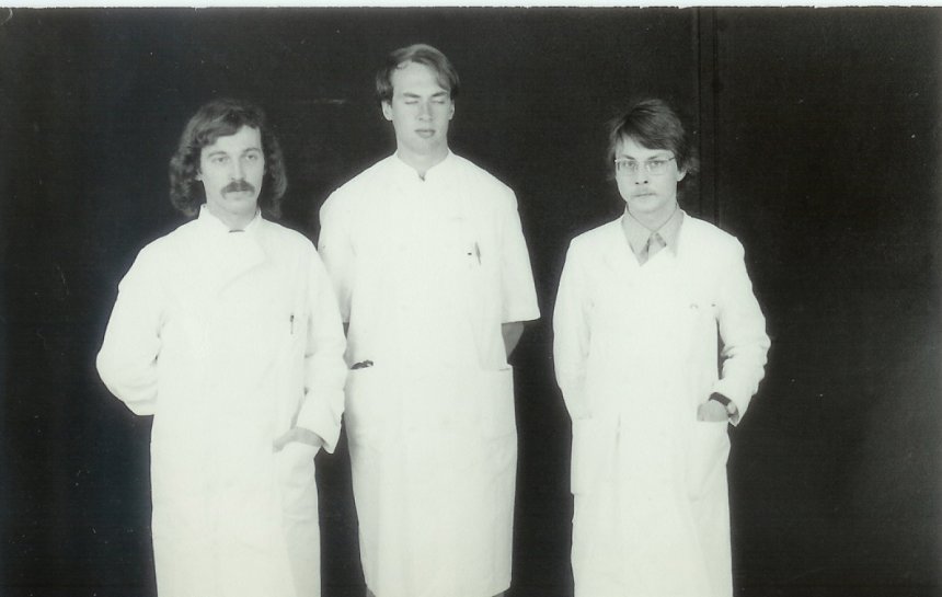 Zomer 1972, drie coassistenten Verloskunde in het Utrechtse AZU. Vlnr. ikzelf, Huib Dinant en Wim Schut