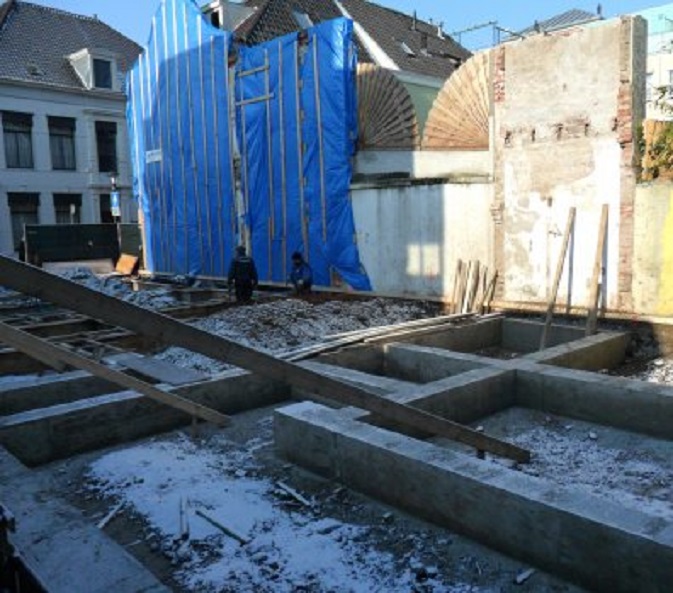 De herbouw van het Bluebandhuis. Waar is de middeleeuwse waterput gebleven?