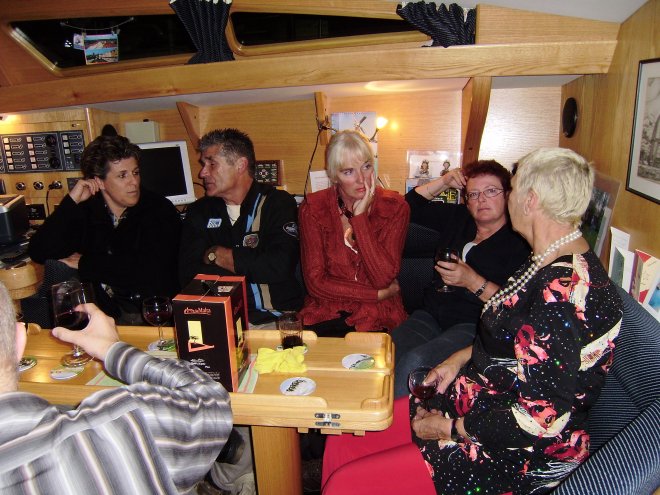 Nazit van de jaarwisseling 2007/2008 aan boord van J&B: vlnr. Marina, Jaap, Ans, Jos en Diana. Linksonder Wiebe