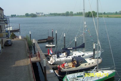 Voorjaar 2006: Dulce ligt afgemeerd beneden ons flatje in Andel. Foto uit het raam van de woonkamer.